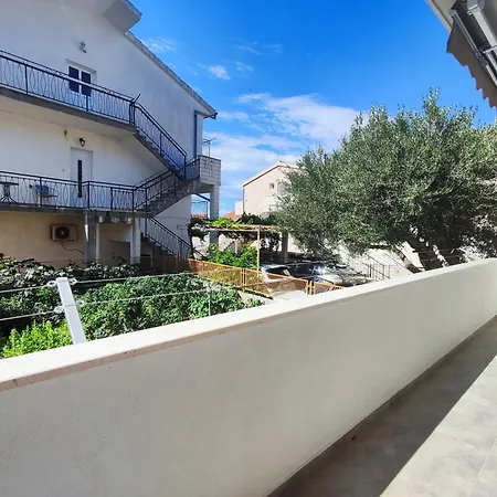 Apartment Stipe *